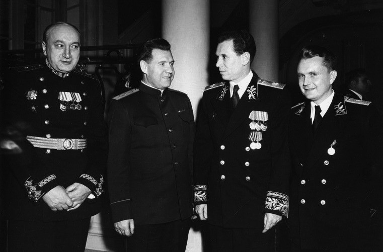 文件:苏联大使A.S. 帕纽什金与武官成员在大使馆举行的庆祝招待会上。华盛顿,1947 年.png