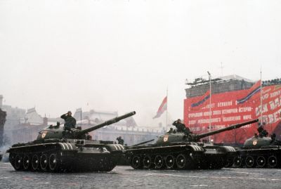 1971年十月革命节阅兵式上的T-62