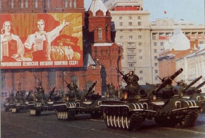 1982年十月革命节阅兵式上的T-72