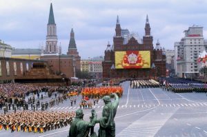 Column of historical flag and Honor guard in March of 1985 Moscow Victory Parade.jpg