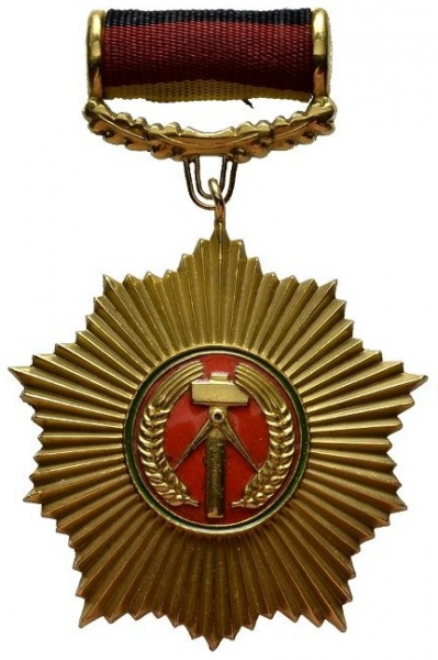文件:Patriotic Order of Merit in gold.png