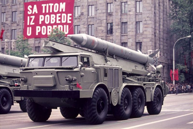 文件:9K52 Luna-M in parade.jpg