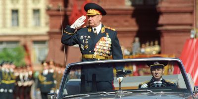 德·季·亚佐夫元帅在阅兵式上